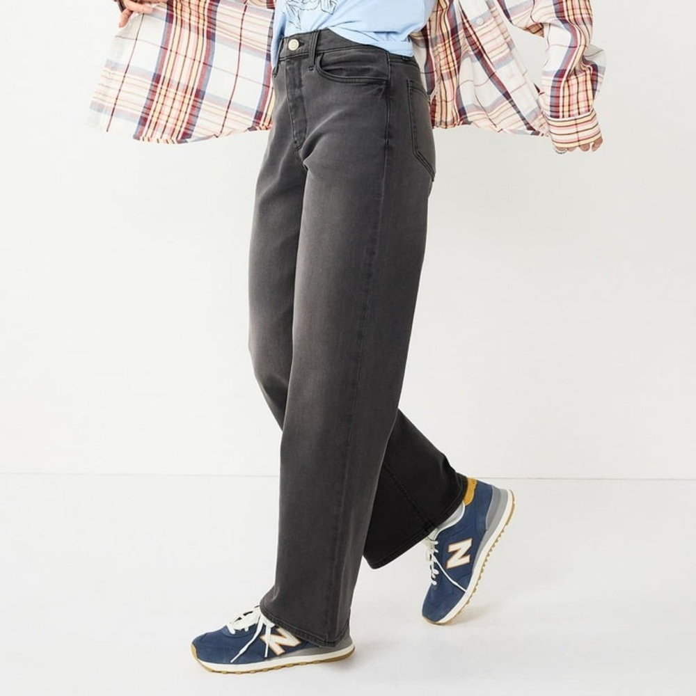 Wide Leg Juniors Jean in Washed Black